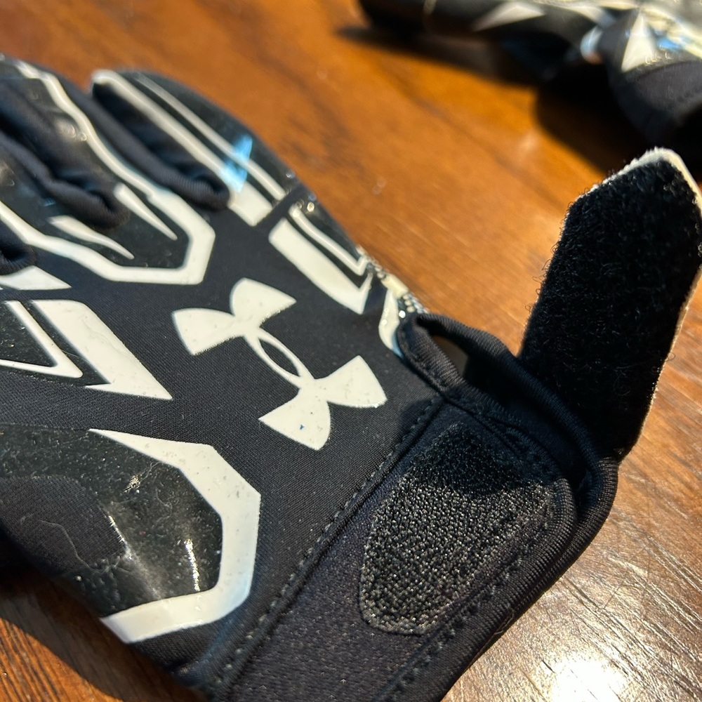 Under Armour Black and White Sports Gloves - Picture 3 of 3